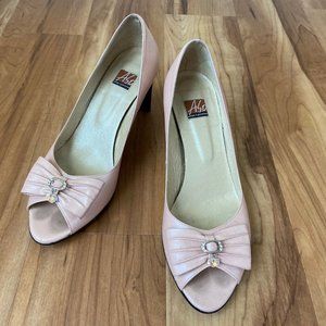 Genuine Leather Pear Pink Peep Toe Heel Sz: 5.5 Bow Heart Shape Jewelry Buckle